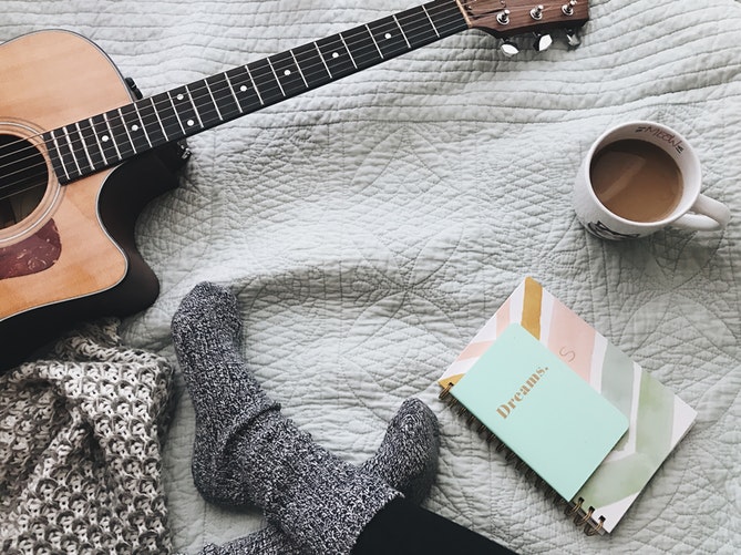 çorap gitar instagram düzeni için sonbahar fotoğraf fikirleri