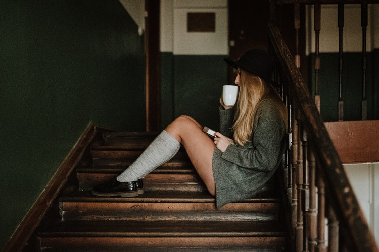instagram için sonbahar fotoğraf fikirleri - golf çorap bir kız