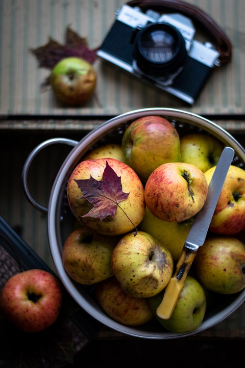 Instagram için sonbahar fotoğraf fikirleri - elma masada