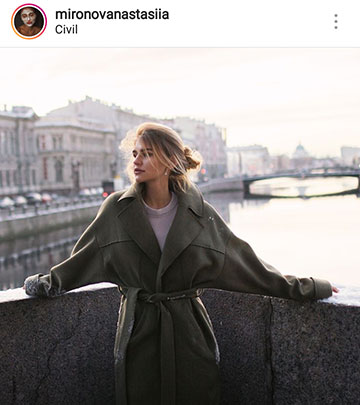 instagram için sonbahar fotoğraf fikirleri - paltolu bir köprüde bir kız