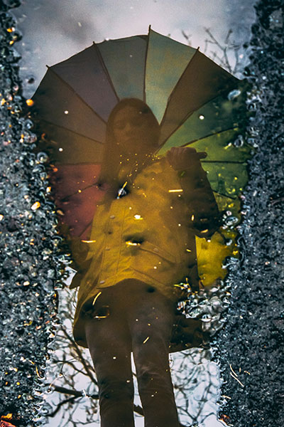 Instagram için sonbahar fotoğraf fikirleri - bir şemsiye ile bir su birikintisi ile yansıma