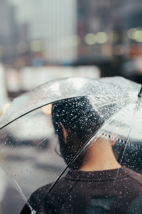 instagram için sonbahar fotoğraf fikirleri - yağmurda bir şemsiye