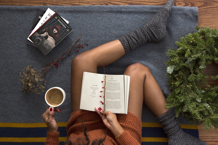 Instagram için sonbahar fotoğraf fikirleri - kahve ve bir kitap ile kız