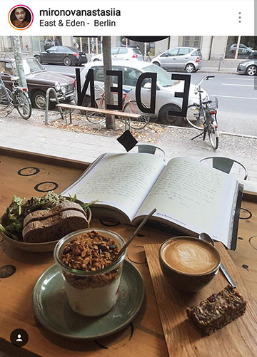 Instagram için sonbahar fotoğraf fikirleri - bir kafede bir kitap okuyun