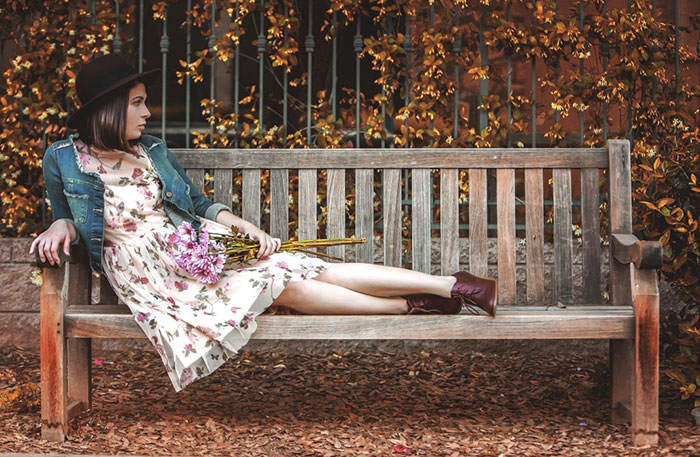 Instagram için sonbahar fotoğraf fikirleri - bir bankta bir kız