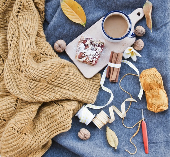 Instagram için sonbahar fotoğraf fikirleri - düzeni düz kahve kazak