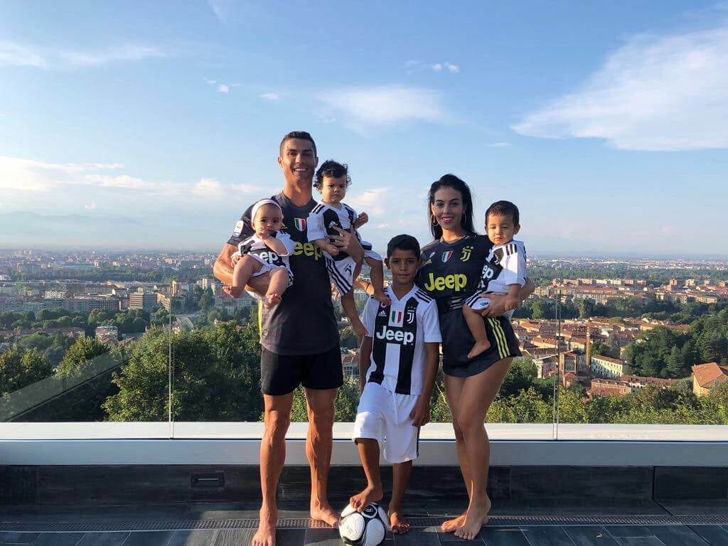 Instagram ailesiyle birlikte Cristiano Ronaldo
